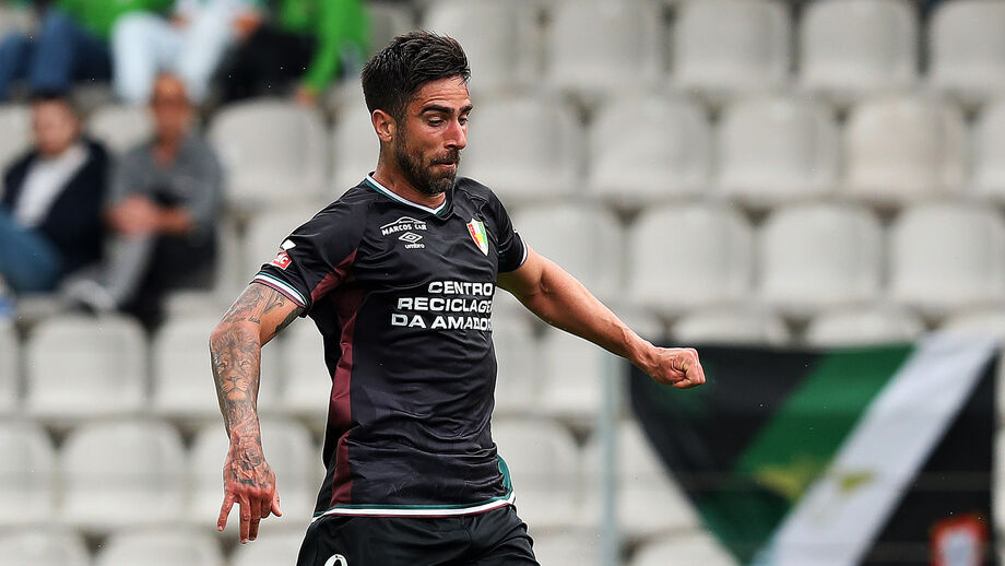 Rodrigo Pinho em ação pelo E. Amadora