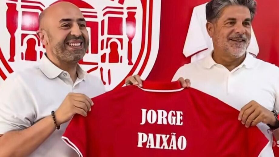 Técnico português teve direito a camisola personalizada na apresentação em Meknés