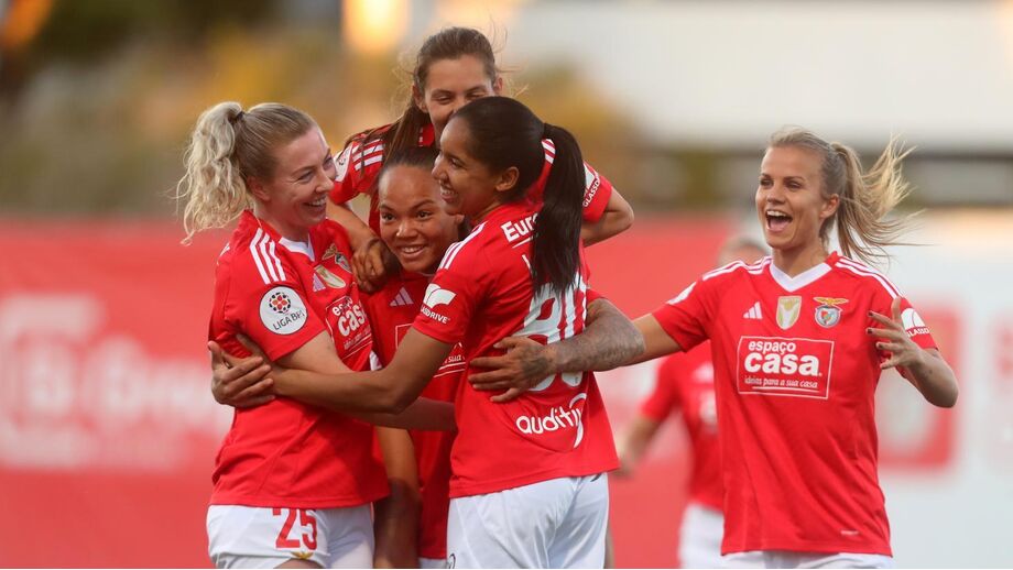 Equipa feminina do Benfica a celebrar