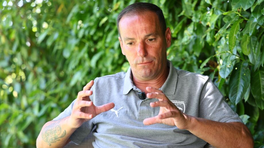 Em entrevista a Record durante o estágio do Santa Clara em Penafiel, o técnico olhou para o caminho que tem vindo a traçar enquanto líder