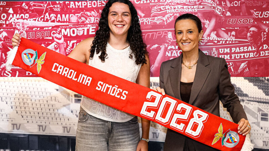 Carolina Simões com a diretora-geral do futebol feminino do Benfica, Mónica Jorge