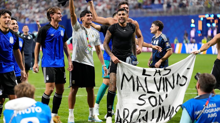 Jogadores da seleção argentina com uma tarja sobre as Ilhas Malvinas após o jogo contra a Inglaterra