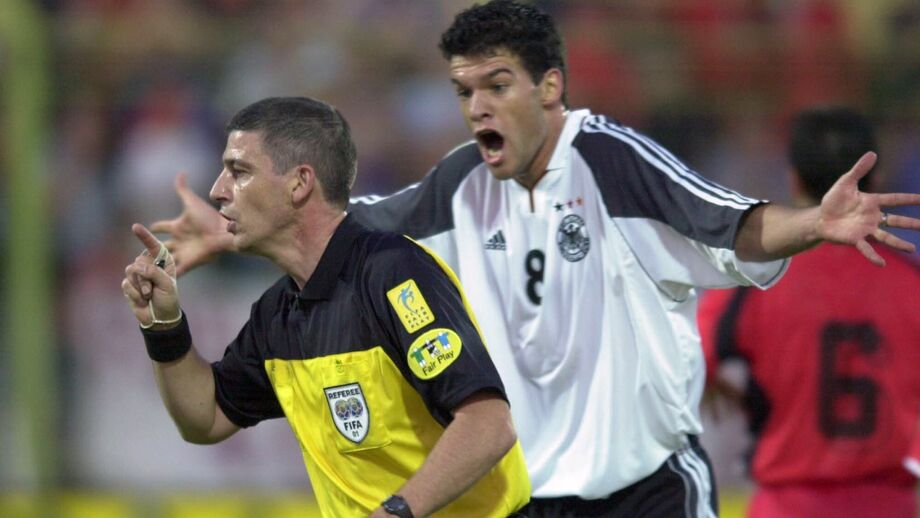 Gilles Veissière num jogo entre a Alemanha de Michael Ballack e a Albânia