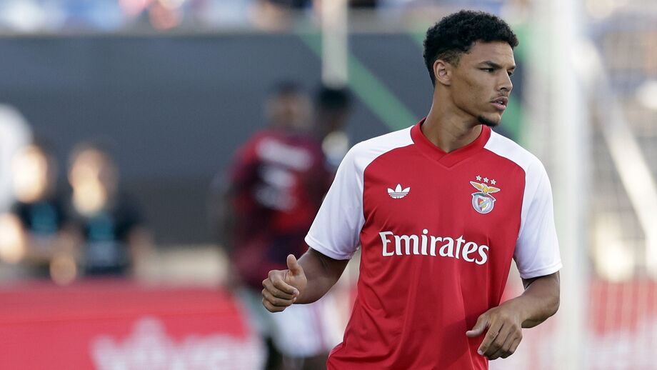 Alexander Bah, jogador do Benfica, durante a sessão de aquecimento