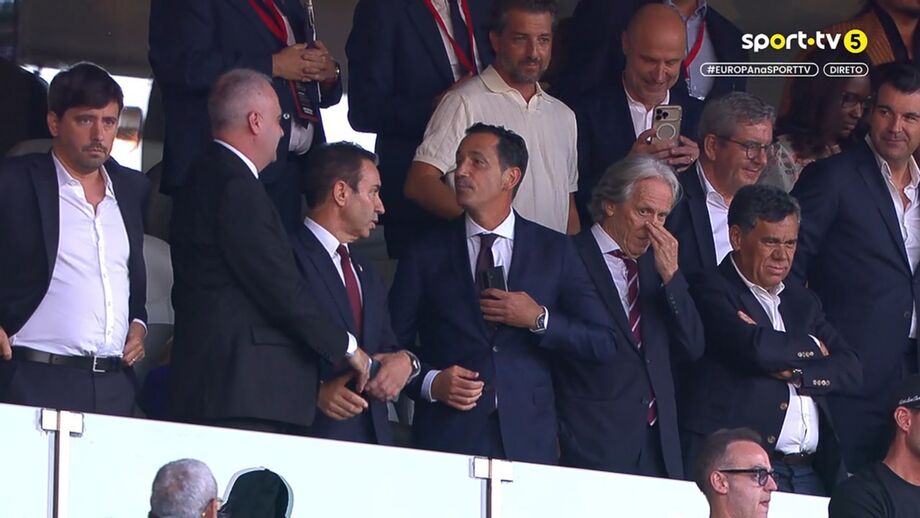 Pedro Proença e Jorge Jesus ao lado de António Salvador na tribuna a assistir ao Sp. Braga-Zeleznicar