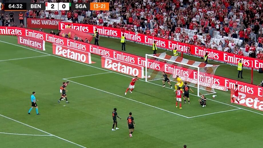 Noite de gala na Luz: Pavlidis assina hat hatrick em lance confuso