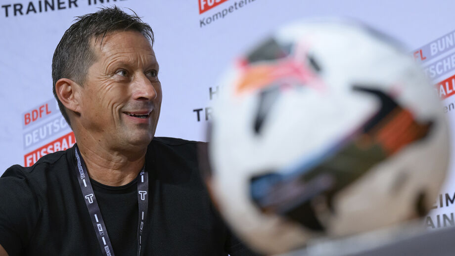 Roger Schmidt sucede a Jürgen Klopp na Red Bull