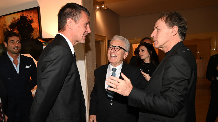 Paolo Maldini (à esquerda) com o amigo e ex-companheiro Franco Baresi (à direita)
