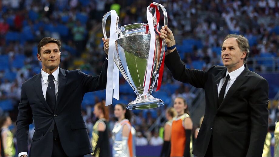 Em Milão, o Javier Zanetti e Franco Baresi seguram o troféu da Liga dos Campeões em 2016