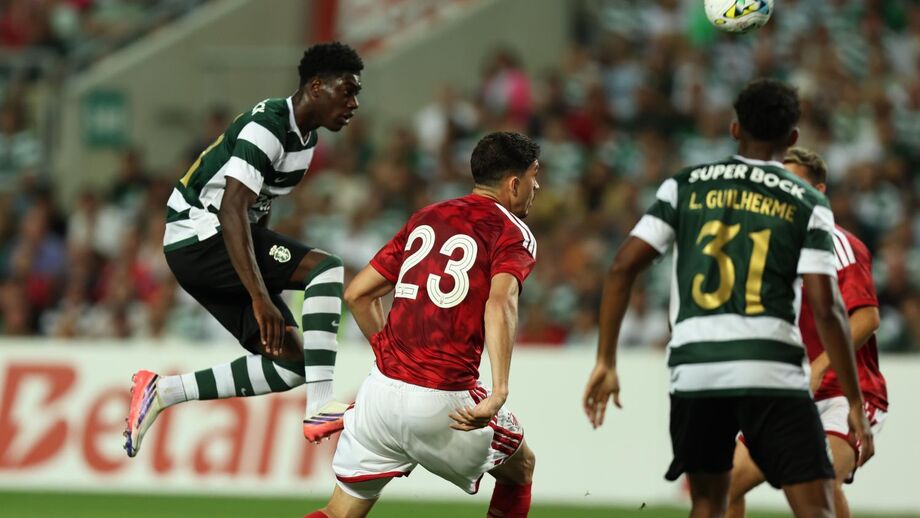 Issa Doumbia picou a bola para uma assistência já após ter faturado