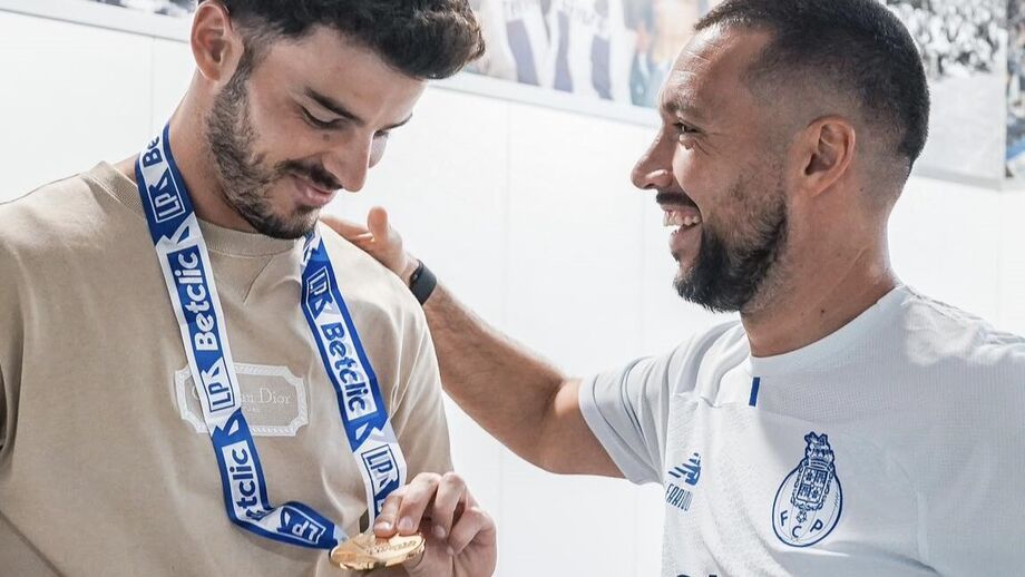 Zé Pedro, com a medalha ao peito, ao lado de Farioli