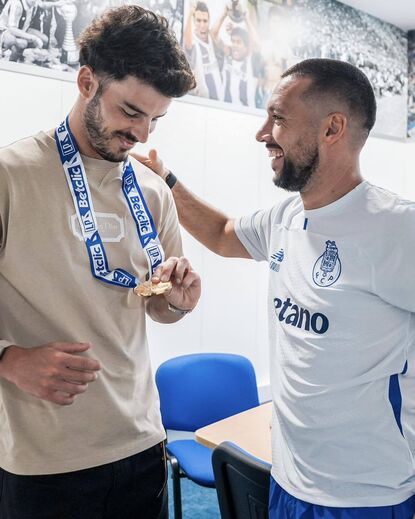 Zé Pedro, com a medalha ao peito, ao lado de Farioli