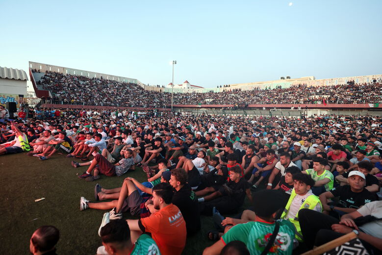 Adeptos no Estádio Mohamed Ferhani, em Bab El Oued