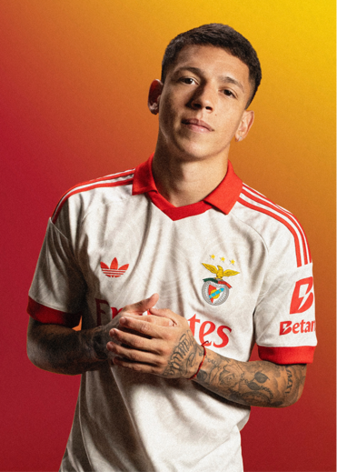 Gianluca Prestianni posa com o novo equipamento alternativo do Benfica para 2026/27
