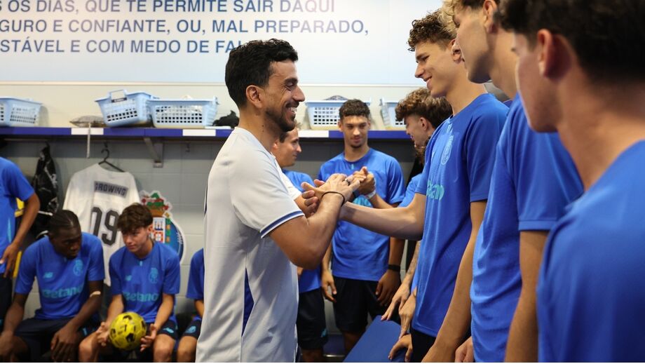 João Brandão cumprimenta os jogadores