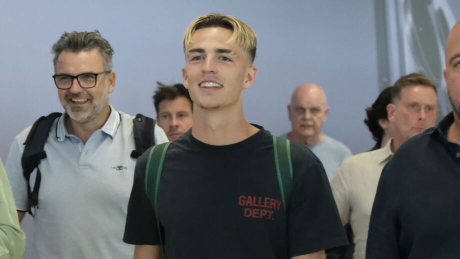 Jesse Derry à chegada a Lisboa