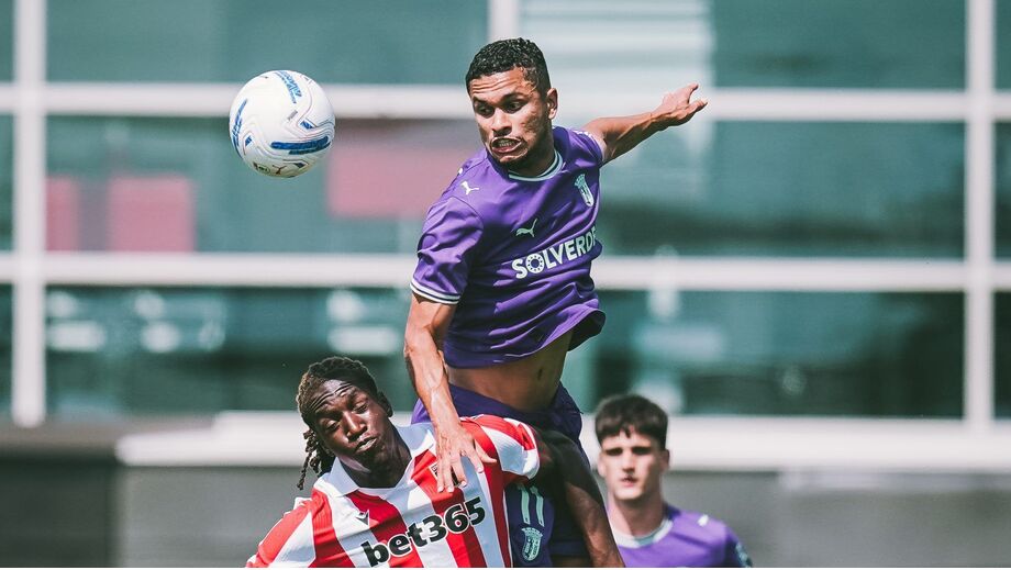 Gabriel Silva em disputa aérea