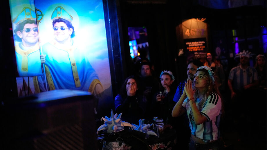 Imagem de Maradona num bar em Buenos Aires