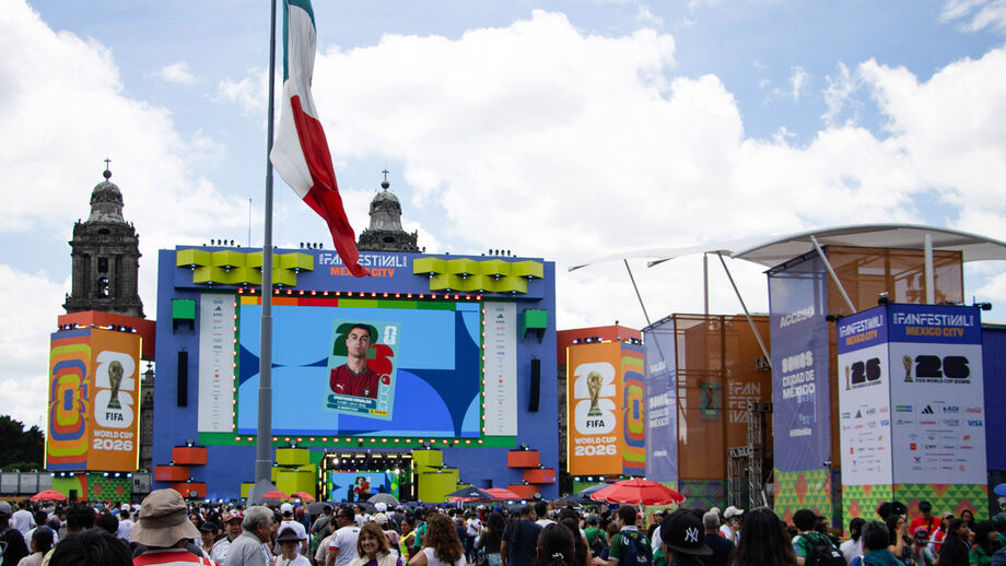 Cristiano Ronaldo em destaque num evento de troca de cromos na Cidade do México