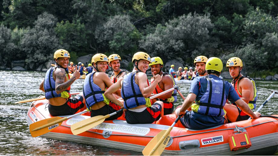 Equipa do Gil Vicente na sessão de 'rafting'