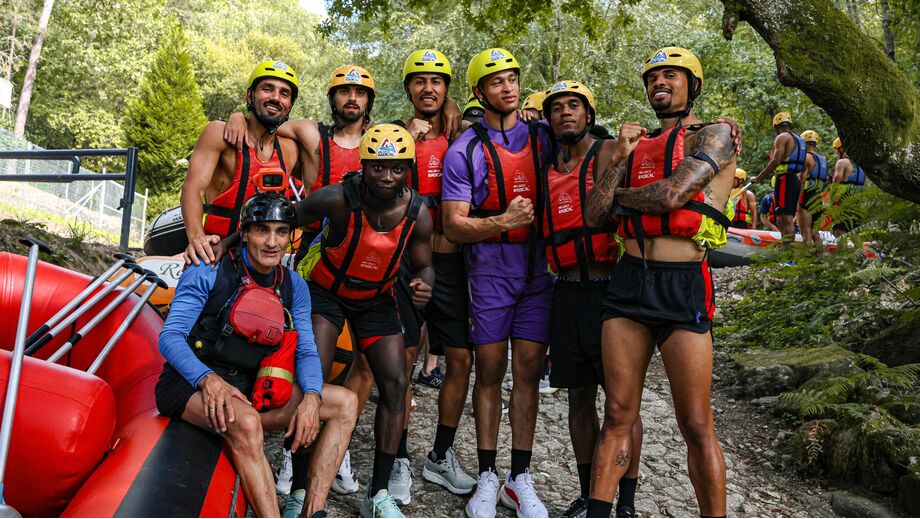 Equipa do Gil Vicente na sessão de 'rafting'
