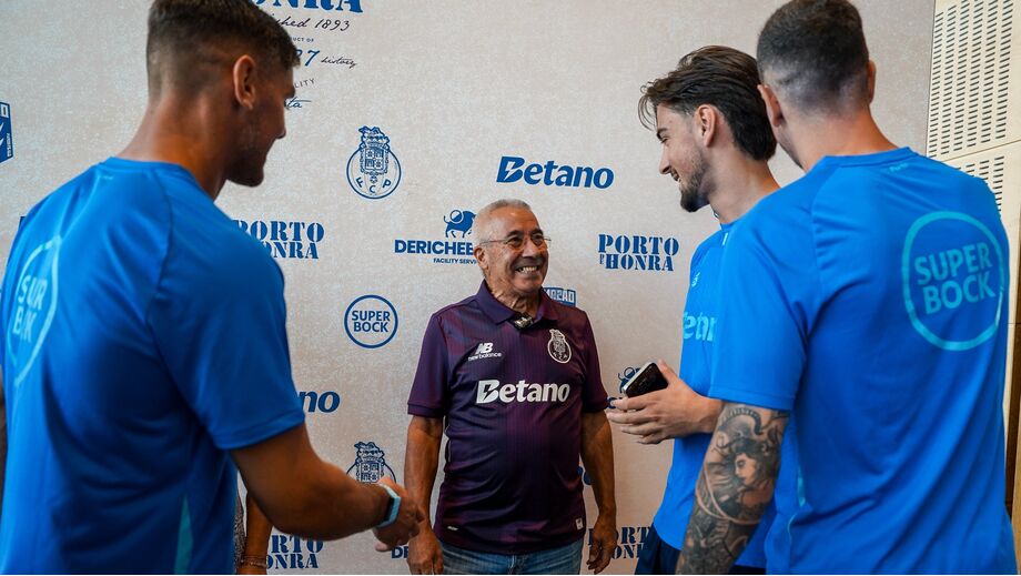 Jogadores do FC Porto recebem adeptos em Inglaterra