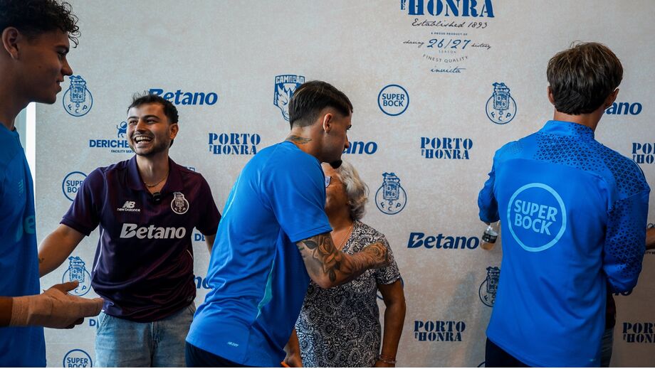 Jogadores do FC Porto recebem adeptos em Inglaterra