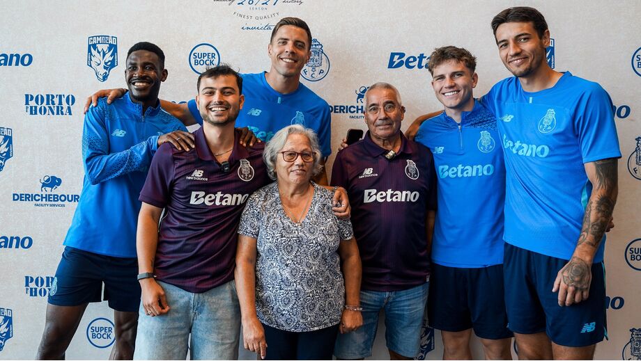 Jogadores do FC Porto recebem adeptos em Inglaterra