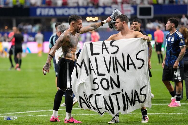 Tarja dos jogadores argentinos onde se lê 'As Malvinas são argentinas'