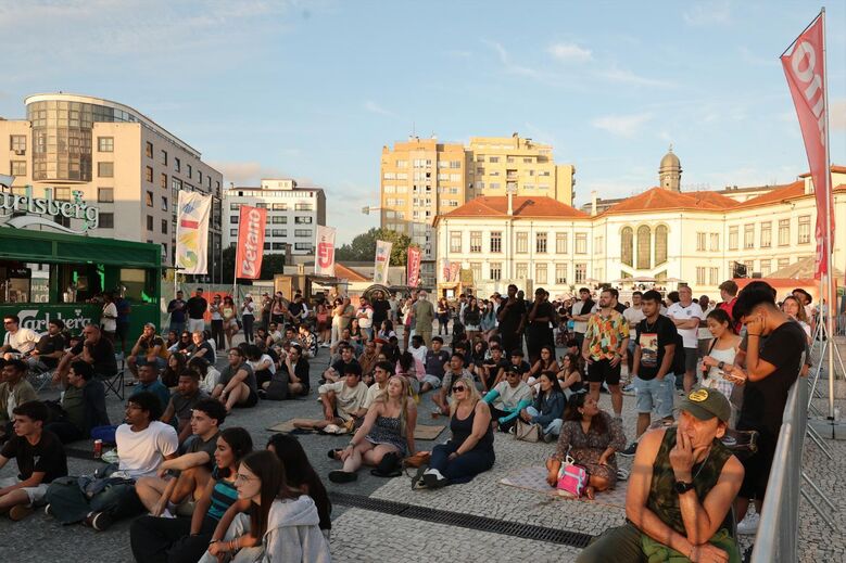 As melhores imagens do ambiente de festa na Fan Zone Betano durante o Inglaterra-Argentina
