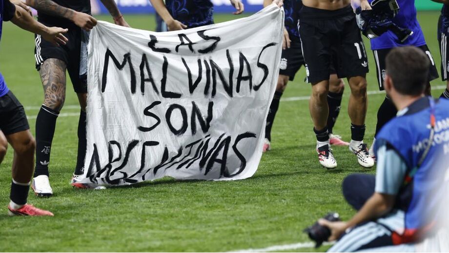 Tarja dos jogadores argentinos onde se lê 'As Malvinas são argentinas'