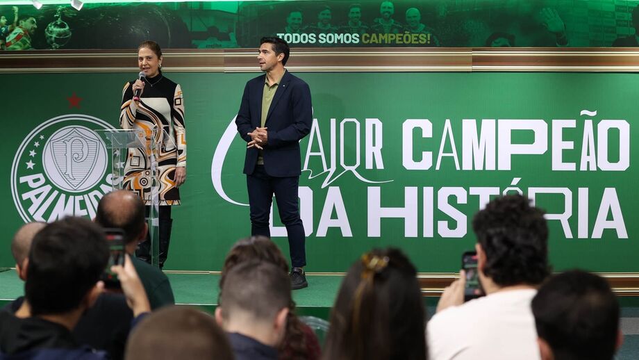 Abel Ferreira homenageado pelo Palmeiras