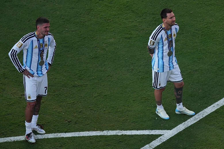 Rodrigo de Paul e Messi emocionados
