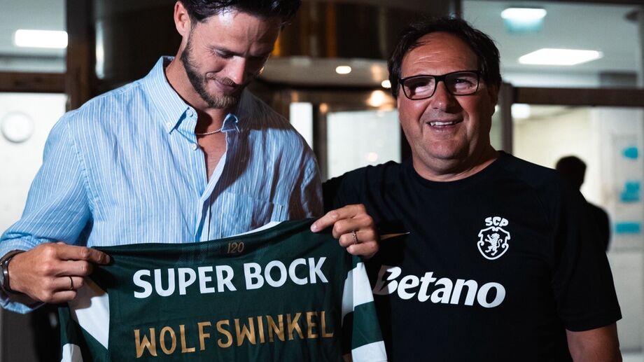 Van Wolfswinkel recebeu camisola com o seu nome das mãos de Paulinho