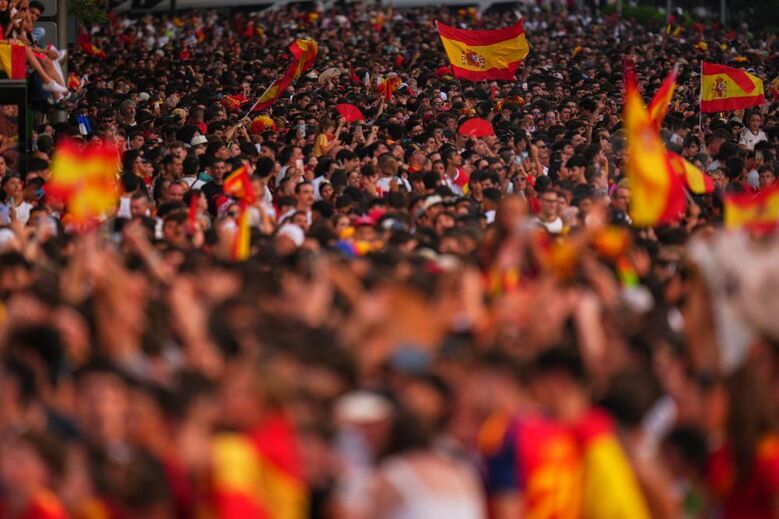 «Os reis do mundo»: 2 milhões de adeptos festejam glória da seleção espanhola nas ruas de Madrid