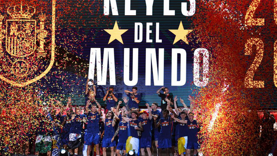 «Os reis do mundo»: 2 milhões de adeptos festejam glória da seleção espanhola nas ruas de Madrid