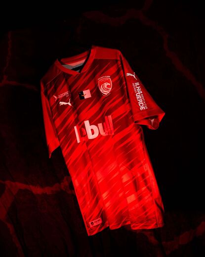 A nova camisola principal do Santa Clara para 2026/27, inspirada na lava vulcânica