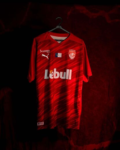 A nova camisola principal do Santa Clara para 2026/27, inspirada na lava vulcânica