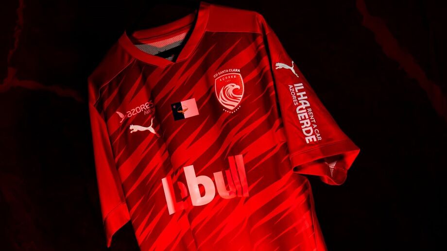 A nova camisola principal do Santa Clara para 2026/27, inspirada na lava vulcânica