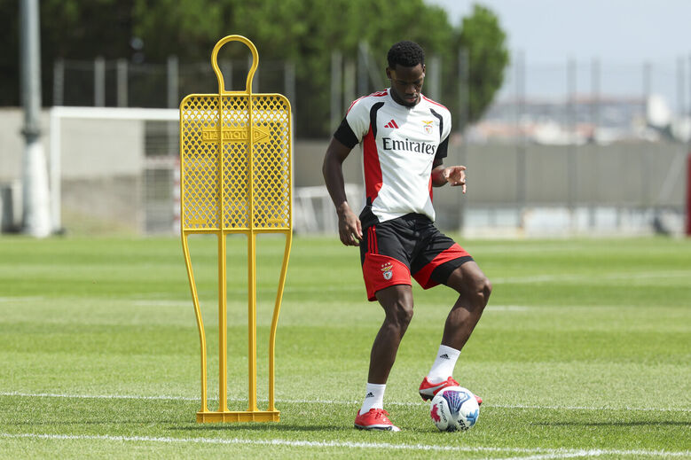 Jhon Durán na primeira sessão de treinos no Benfica Campus