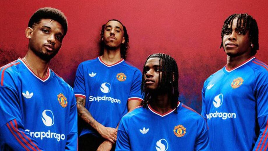 Jogadores do Manchester United mostram-se com o novo equipamento alternativo
