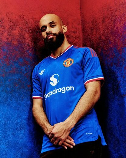Mbeumo com o novo equipamento alternativo do Manchester United