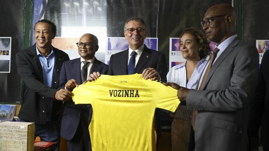 António José Seguro com a camisola de Vozinha, ladeado por Bubista e José Maria Pereira Neves 