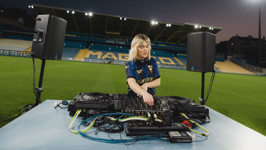 DJ Armanda Santana exibe o 3.º equipamento do Estoril