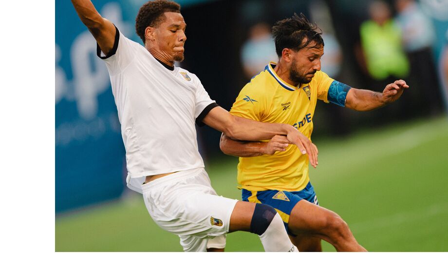 João Carvalho em luta pela bola