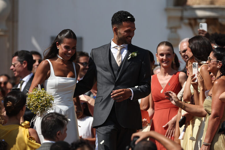Margarida Amaral Domingues e Gonçalo Ramos à saída da igreja