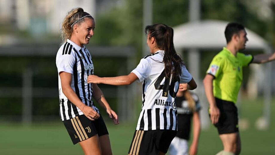Ana Capeta celebra golo pela Juventus antes da Champions