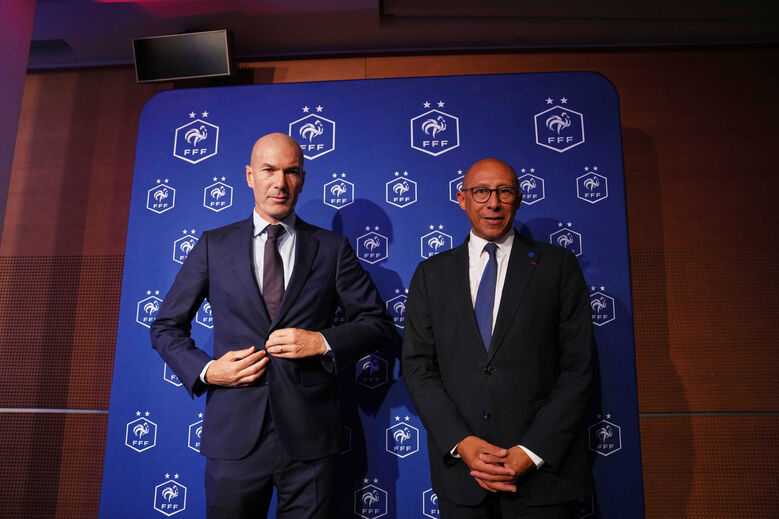Zinedine Zidane e Philippe Diallo, presidente da FFF, posam juntos