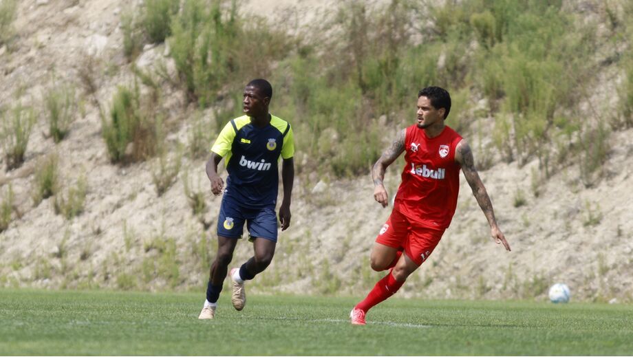 Rachid Gomes em ação no particular com o Santa Clara