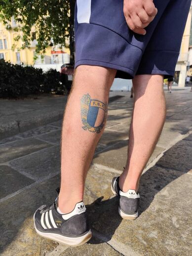 Adepto exibe tatuagem do Famalicão na perna